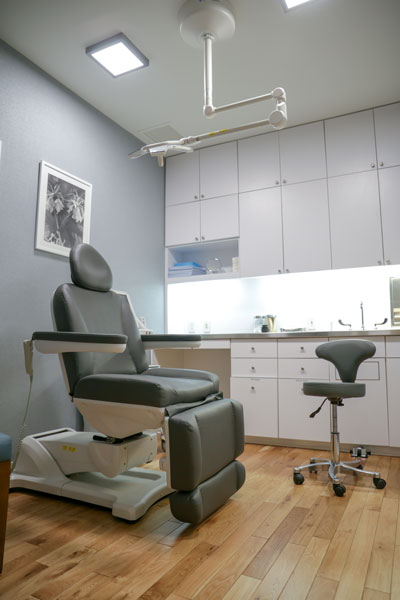 NonSurgicalTreatmentRoom-JoshuaBHymanPlastic%26ReconstructiveSurgery-ParkAve-NYC.jpg
