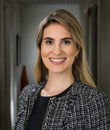 plastic surgeon Dr. Munique Maia